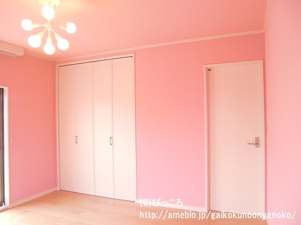ピンクの壁紙のお部屋①