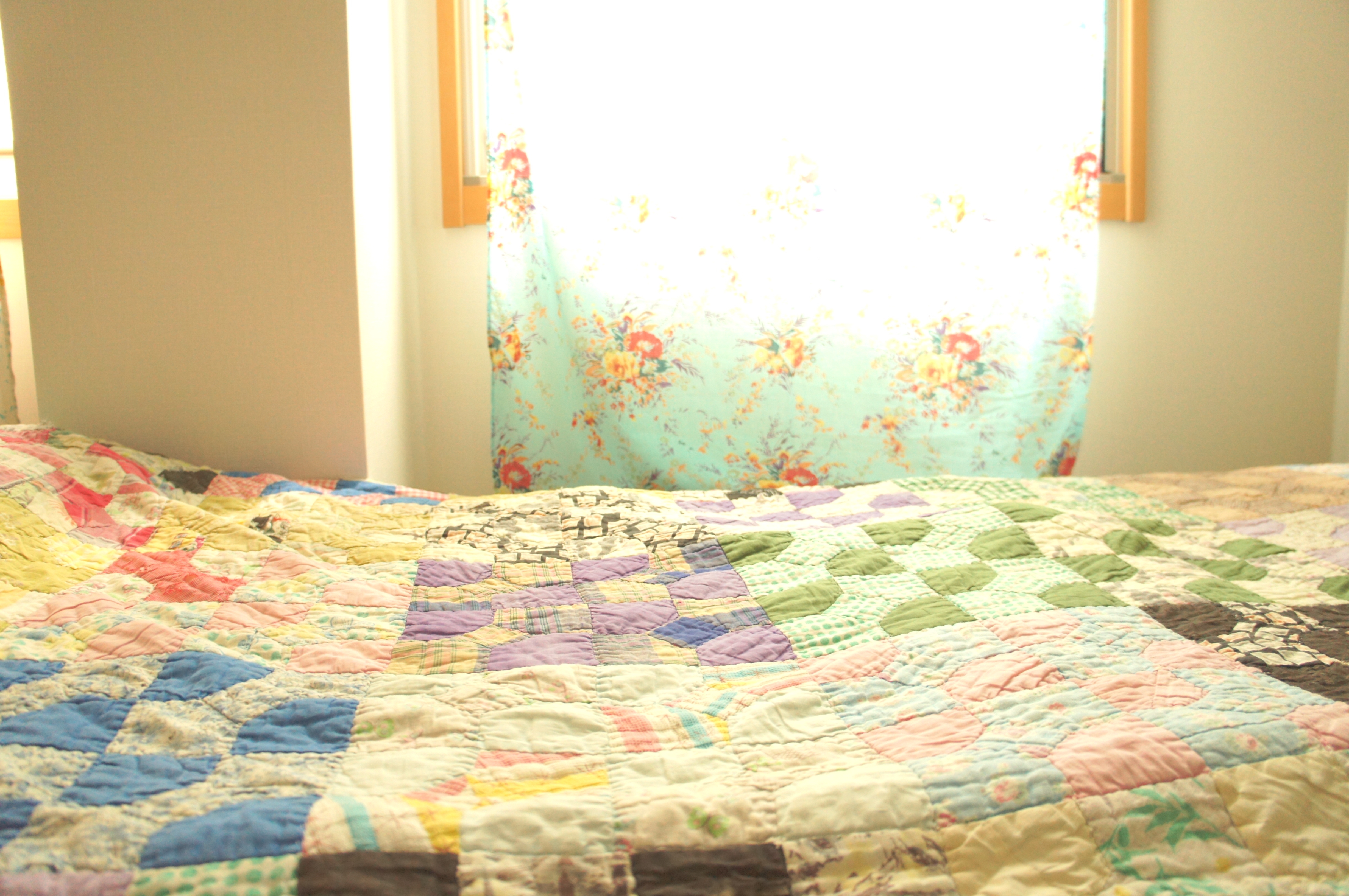 ベッドカバーとカーテン