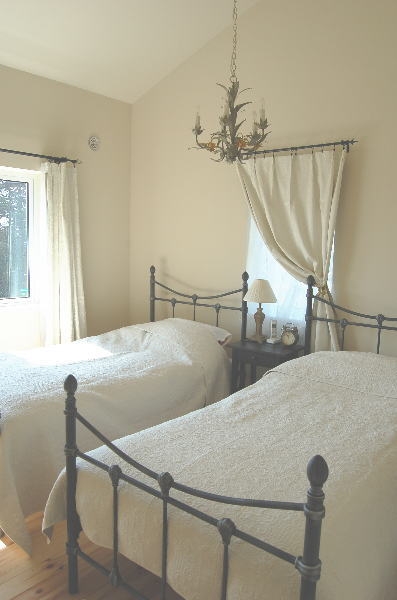 白い寝室