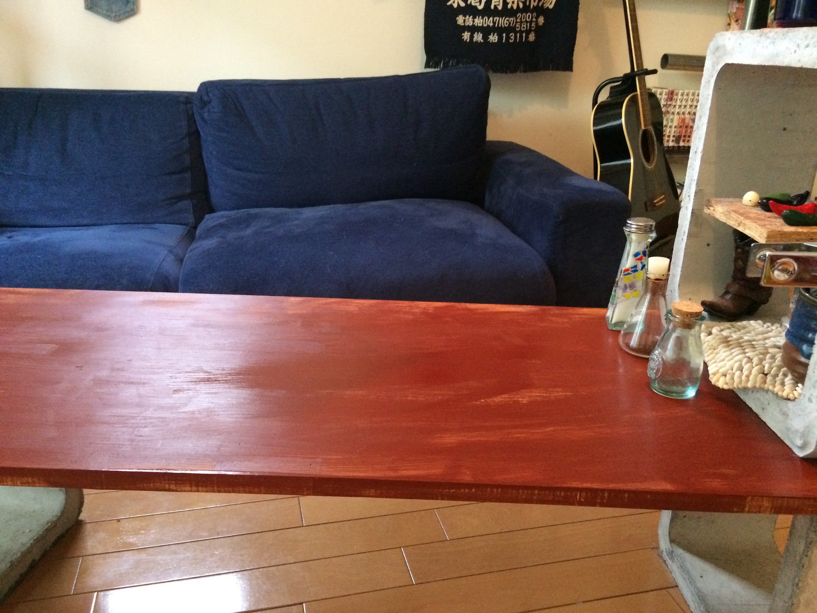 テーブル、ソファ、ギター、コンクリート